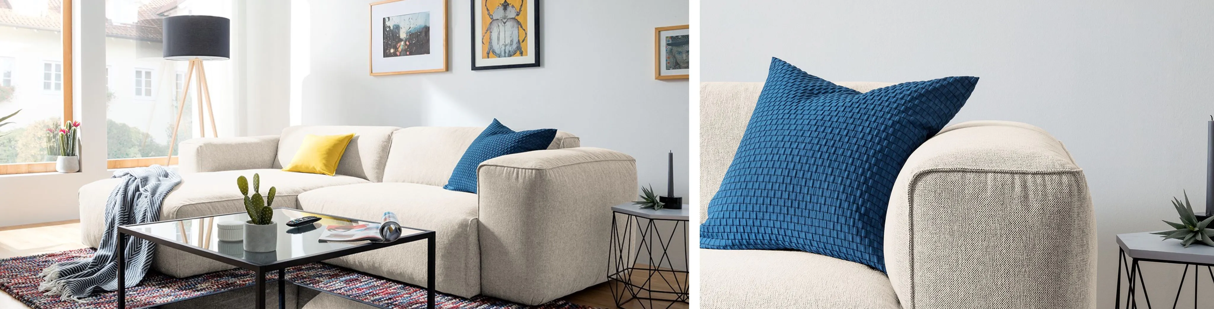 Helles Stoff-Ecksofa mit quadratischem Couchtisch und blauem Sofakissen