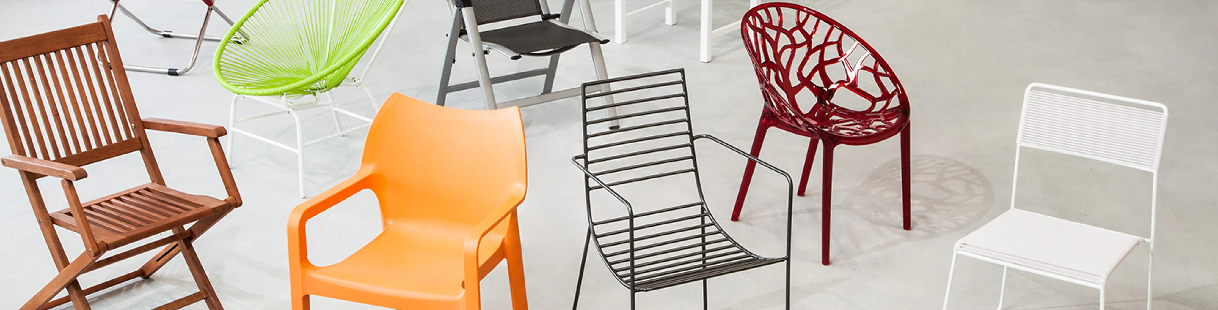 Diverse Gartenstühle aus unterschiedlichen Materialien in verschiedenen Farben