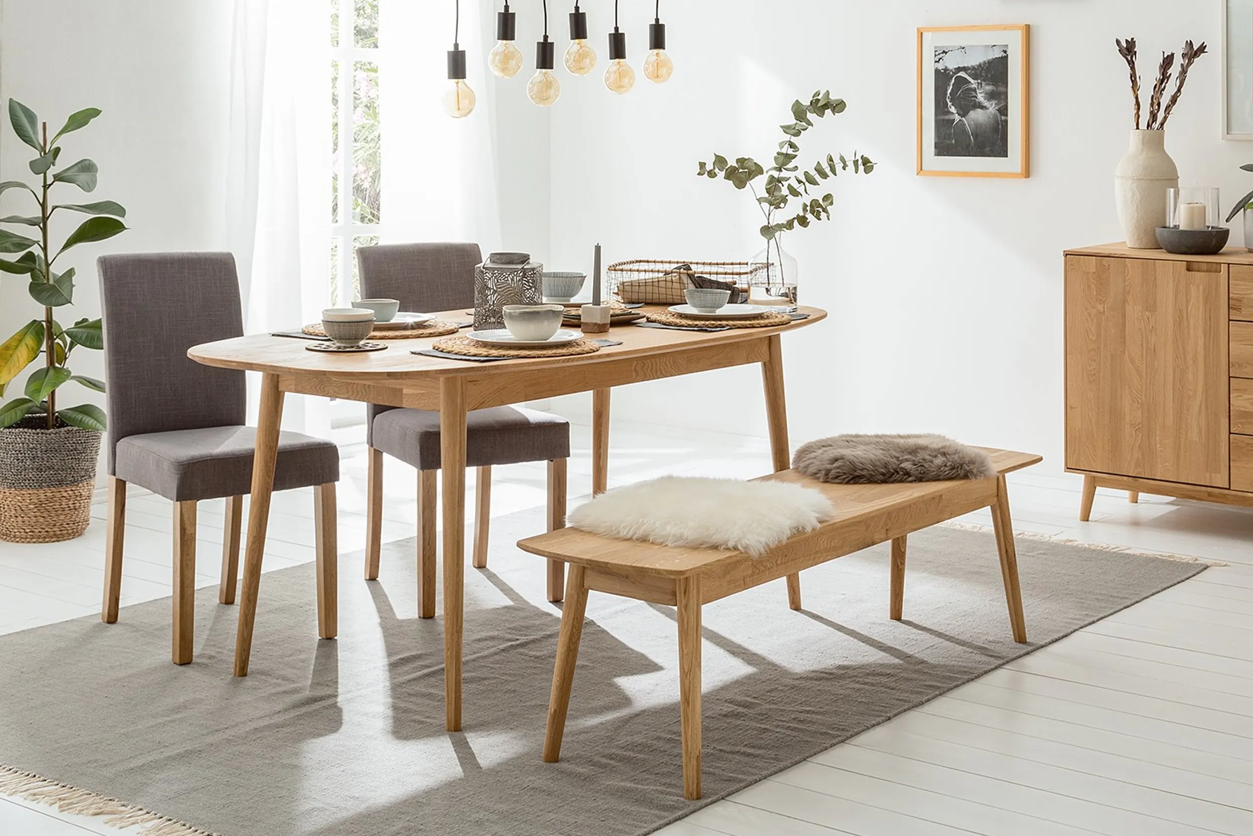 Moderner Essbereich mit Holztisch, Bank und zwei Polsterstühlen