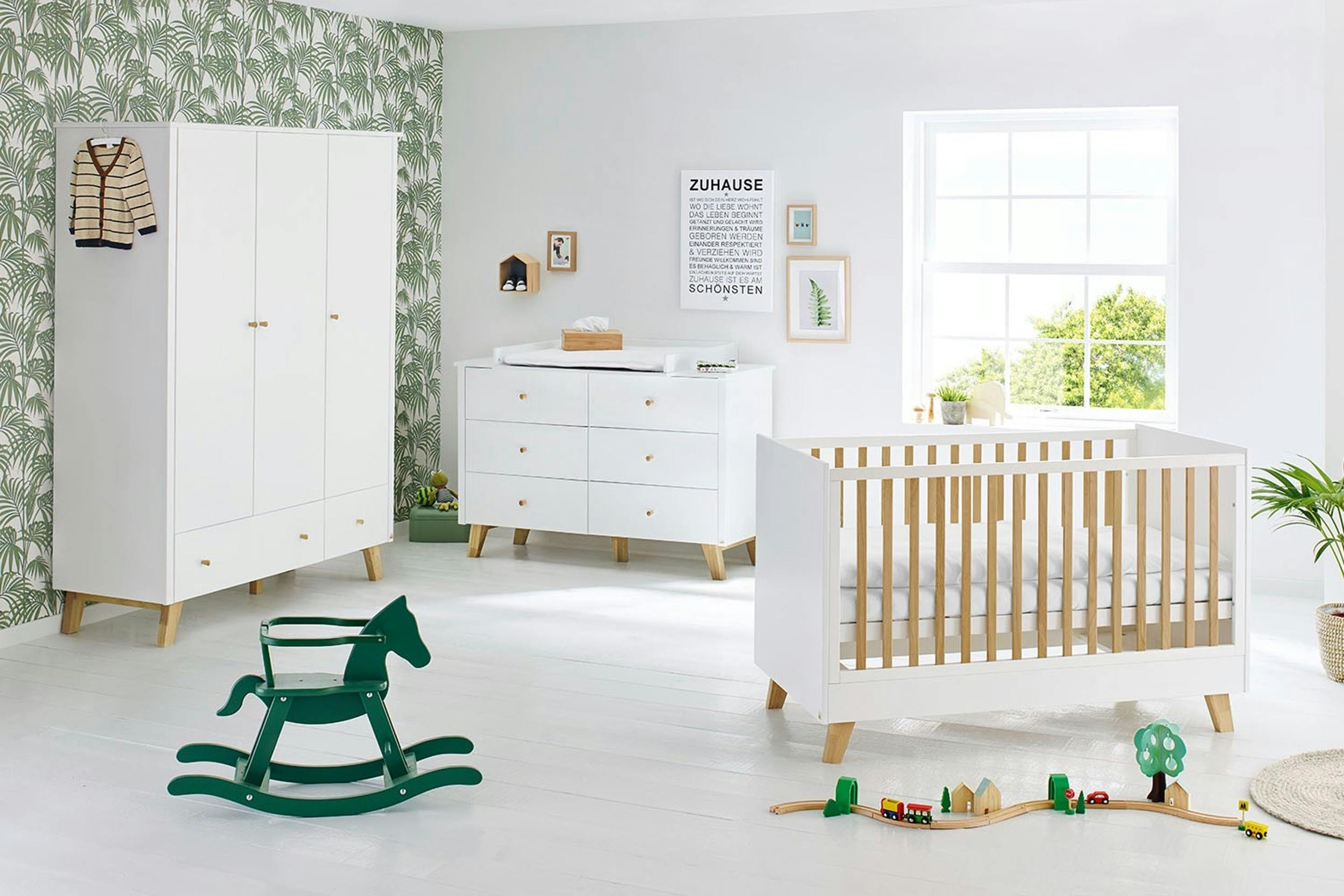 Babyzimmer mit Gitterbett und Schaukelpferd sowie zwei Schränke zur Aufbewahrung