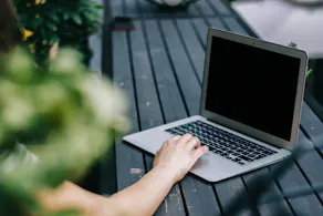 Arbeitsplatz draußen mit aufgeklapptem Laptop