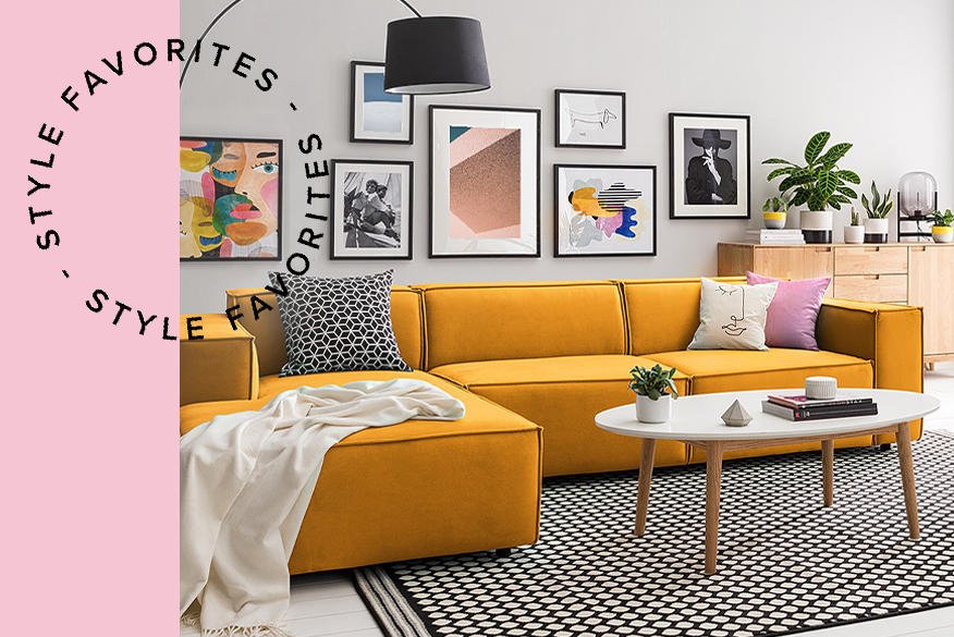 Gelbes Ecksofa und mintgrüner Sessel kombiniert mit weissen Skandi-Möbeln und grafischem Schwarz-Weiss-Muster; rosa und gelbe Candy Colors peppen die weisse Skandi-Essecke fröhlich auf.