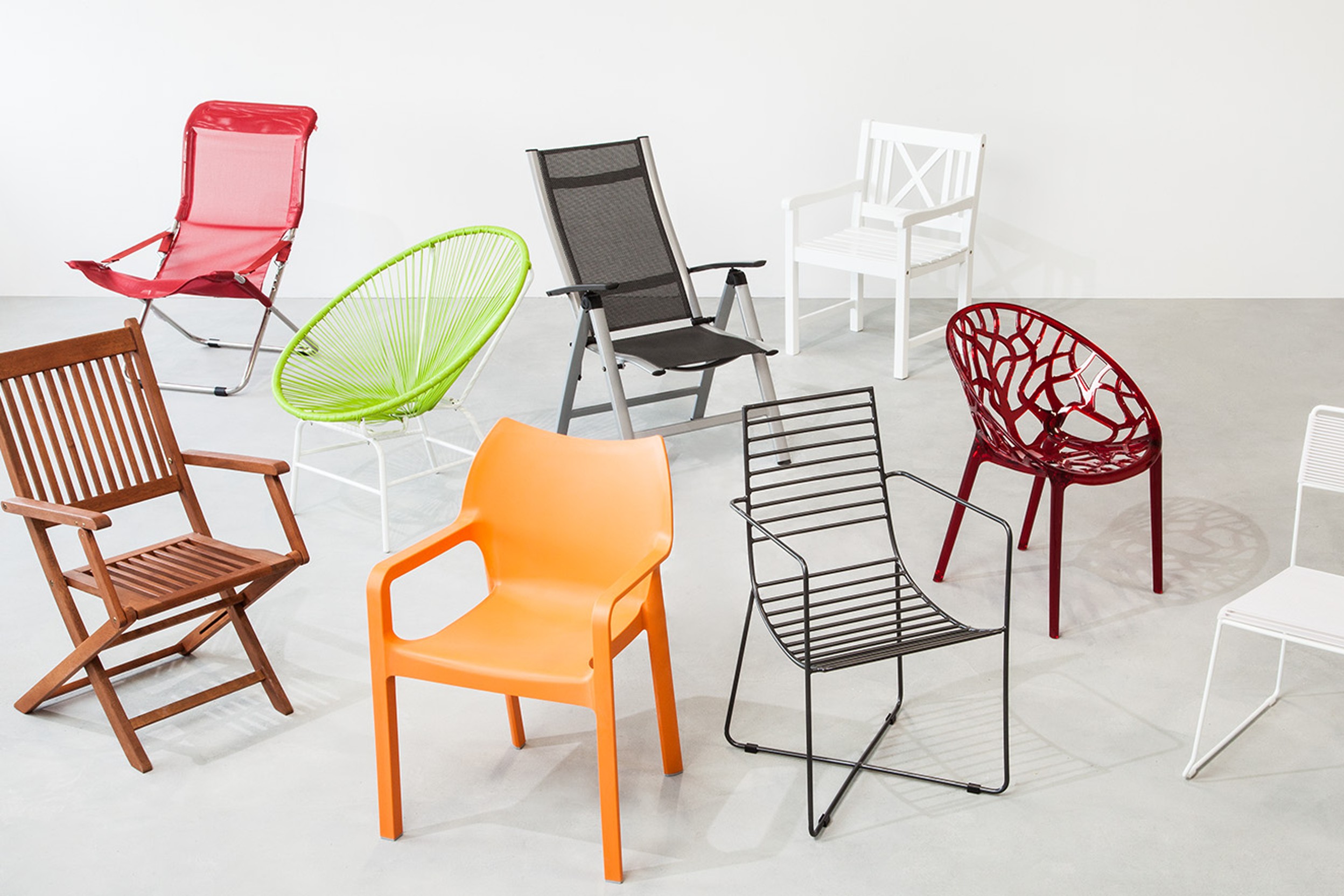 Diverse Gartenstühle aus unterschiedlichen Materialien in verschiedenen Farben