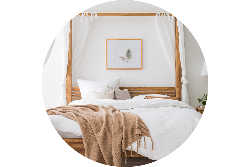 Himmelbett aus Massivholz mit weißen Bettdecken und Tagesdecke in Beige (Online-Shop: home24). 