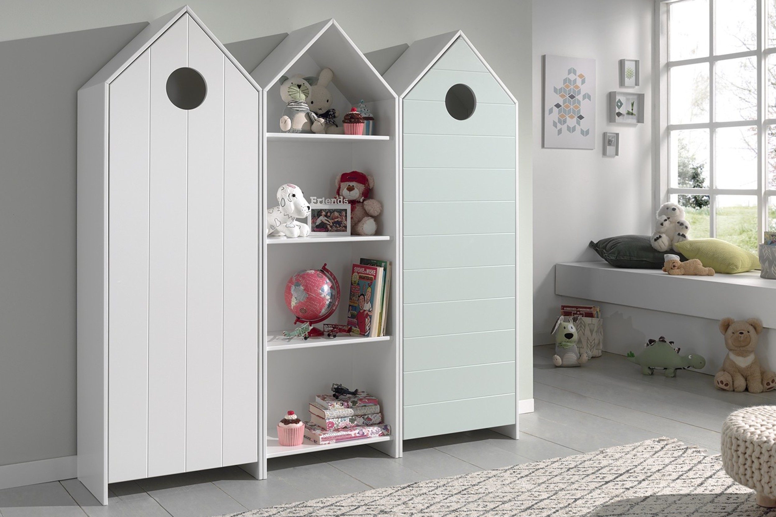 Schränke und Regal in Hausform mit Büchern, Kuscheltieren und Spielsachen