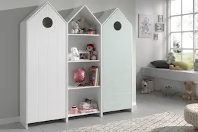 Schränke und Regal in Hausform mit Büchern, Kuscheltieren und Spielsachen