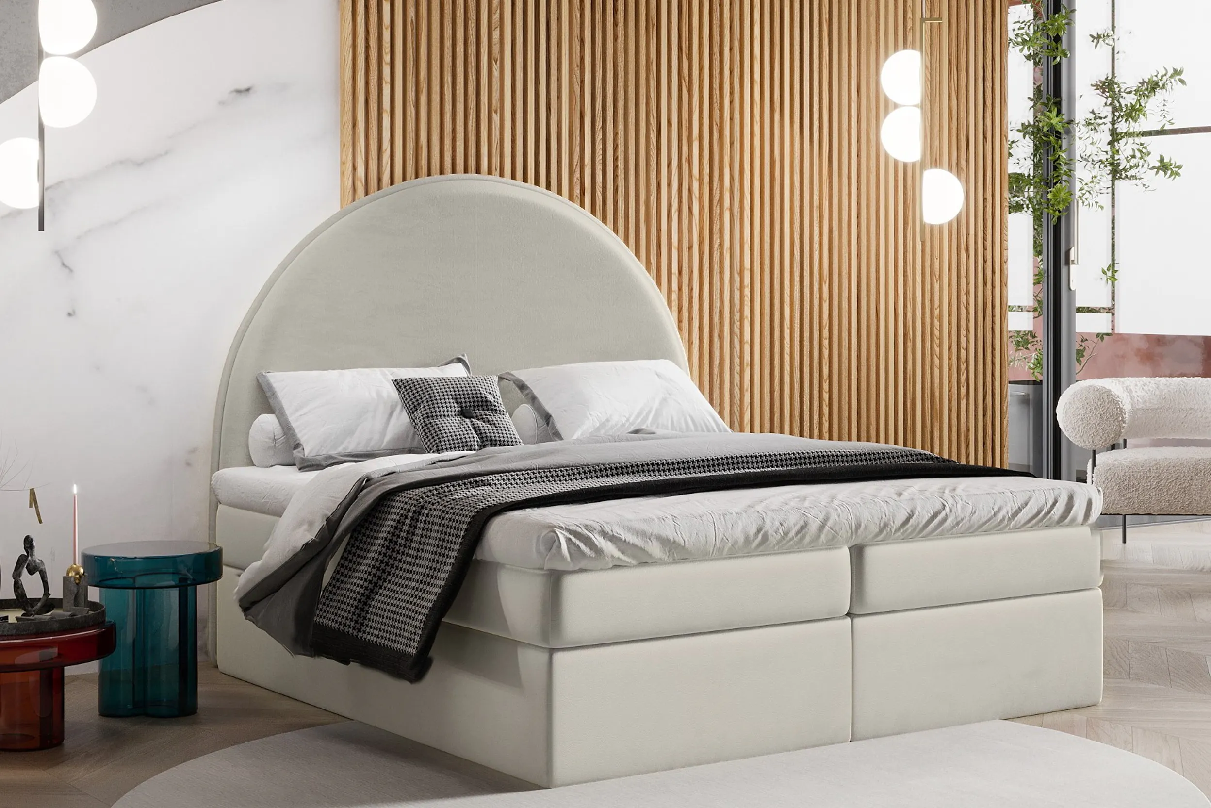 Beigefarbenes Boxspringbett mit halbrundem Kopfteil vor einer Wand mit Holzpaneelen