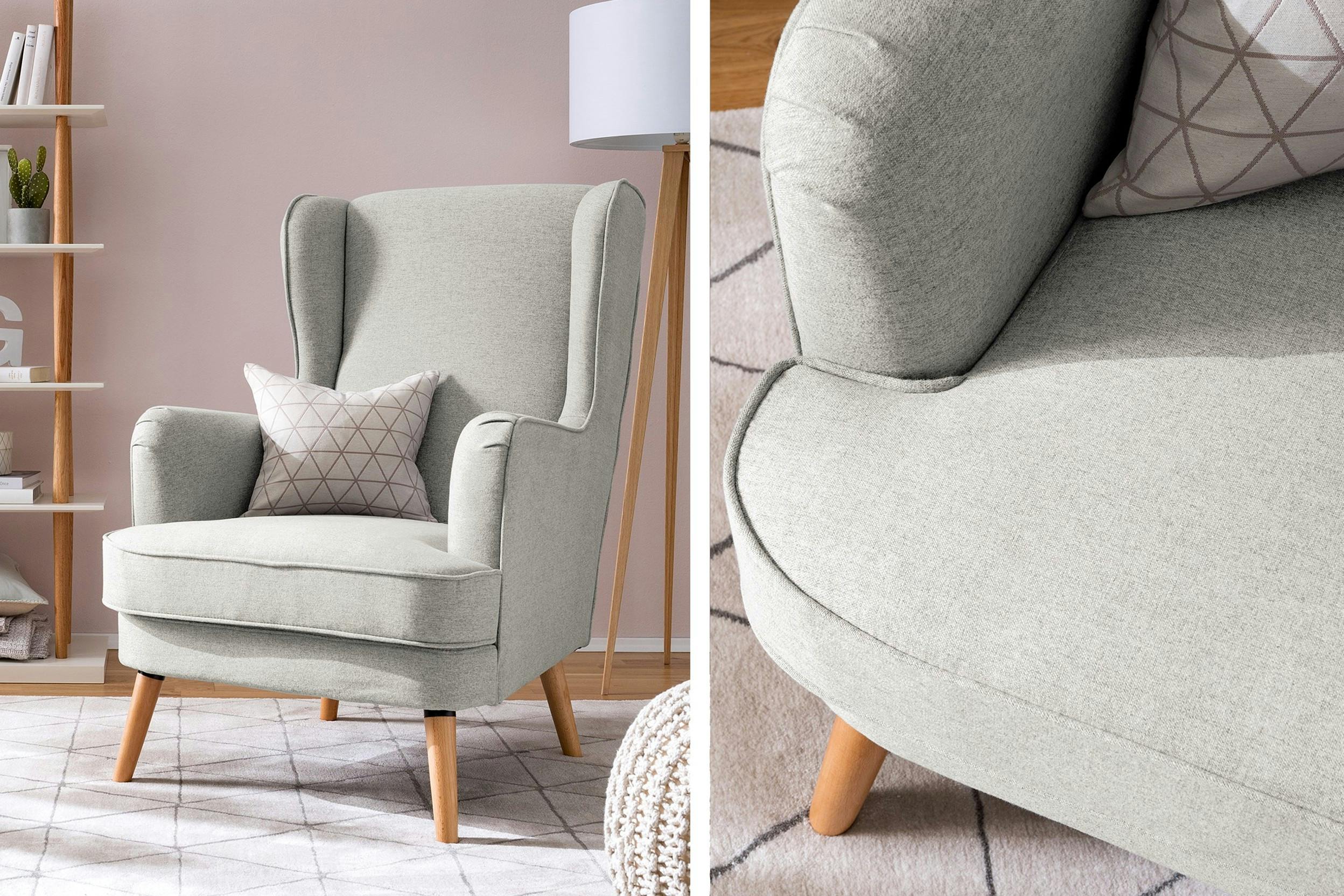 Hellgrauer Ohrensessel mit geometrischem Kissen zwischen einem Bücherregal und einer Stehlampe