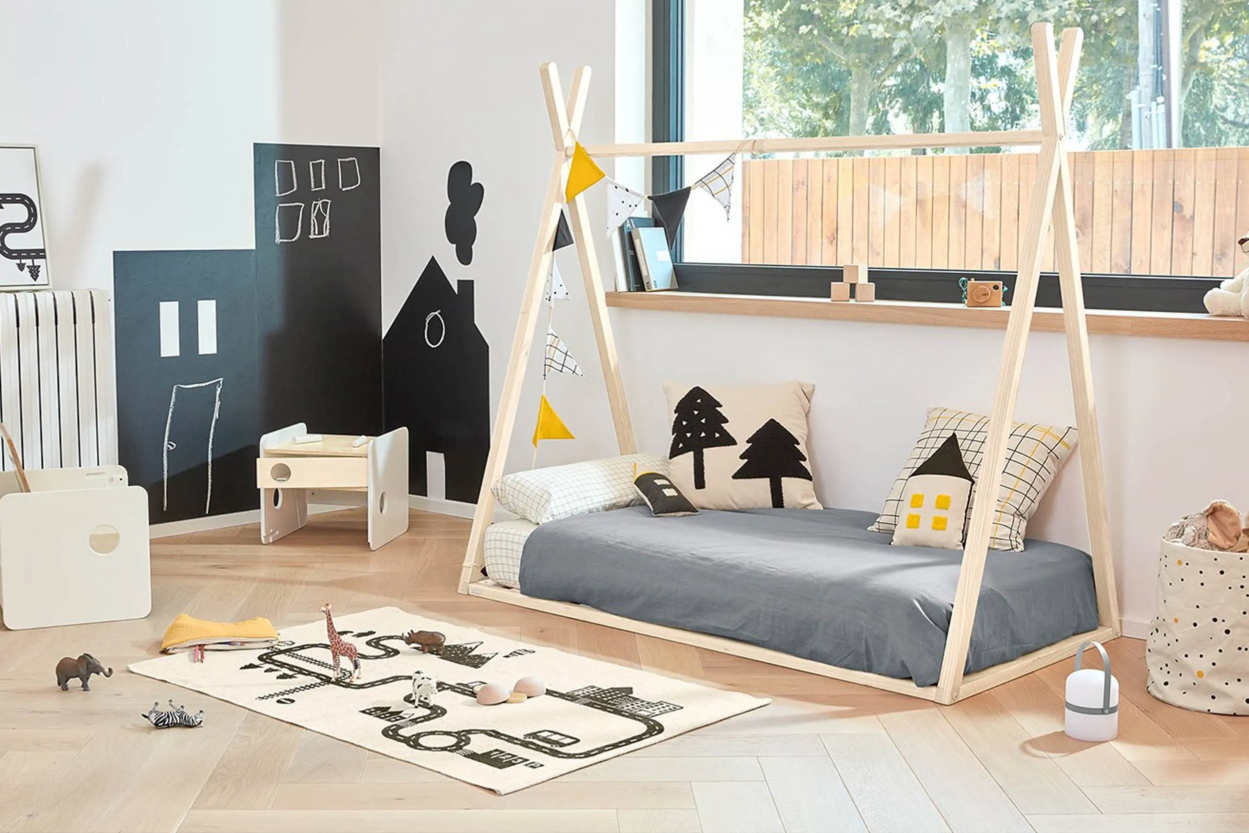 Kinderbett im Tipi-Style und Spielteppich