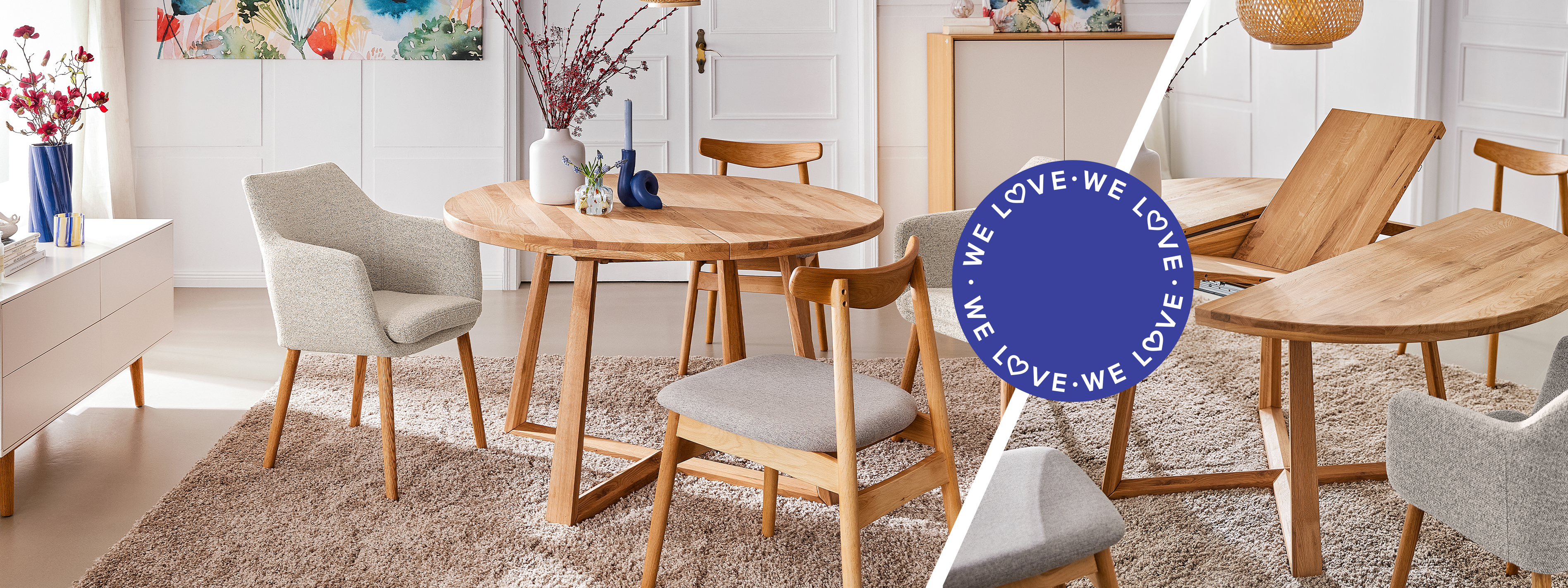 Deux salles à manger côte à côte, l'une avec des chaises blanches et une table ronde en marbre, l'autre avec des chaises capitonnées grises et une table ronde en bois