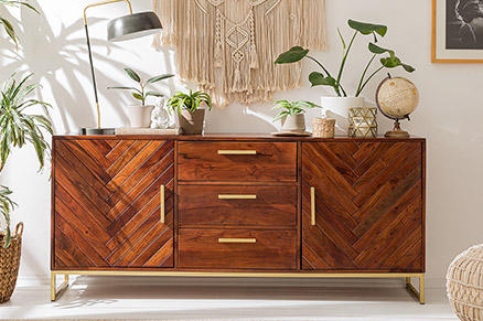 Sideboard Loga by kollected aus Akazienholz mit unserem Must-have einer Fischgrät-Front sowie Möbelbeinen und Türgriffen in Gold.