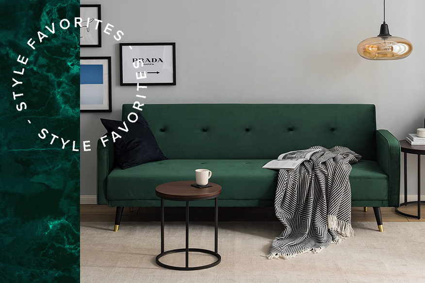 Samtsofa in der Trendfarbe Smaragdgrün in einem natürlich und wohnlich eingerichteten Wohnzimmer mit Couchtischen aus Holz, einer Glasleuchte, einer gemütlichen Kuscheldecke, dazu ein hellbeiger Teppich; daneben ein Farbdetail im grünen Edelsteinton Emerald.