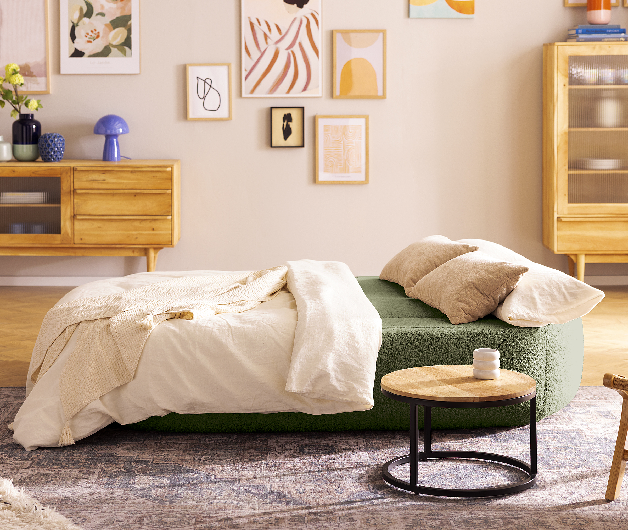 Ausklappbares Schlafsofa in Grün mit Beistelltisch im Industrial-Stil.