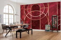 Salle à manger aux tons neutres, comme gris, bois clair, bois foncé et blanc, avec un mur d'accent au papier peint à motifs, de différentes nuances magenta et dorées