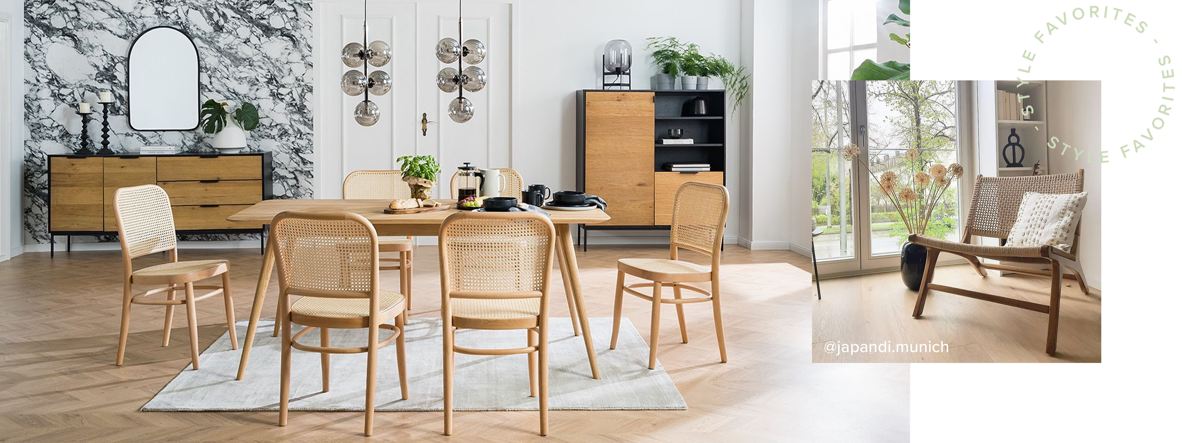 Heller Holztisch mit sechs Esszimmerstühlen mit Wiener Geflecht in einem Altbau-Esszimmer mit Holzboden, weißen Wänden, Kugellampen und Kommoden im Hintergrund, wobei die linke vor einer schwarz-weiß marmorierten Tapete steht; ein Holzstuhl mit Wiener Geflecht wird als Statement Chair in Szene gesetzt.