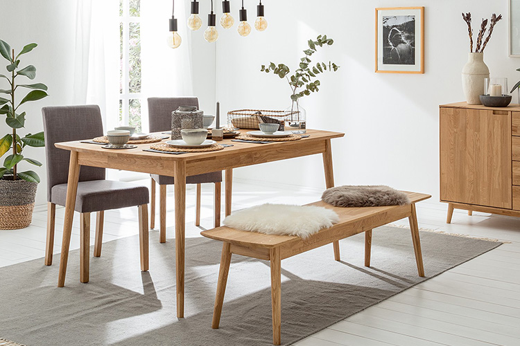 Meubles de salle à manger en bois clair de la série Finsby par Mørteens.