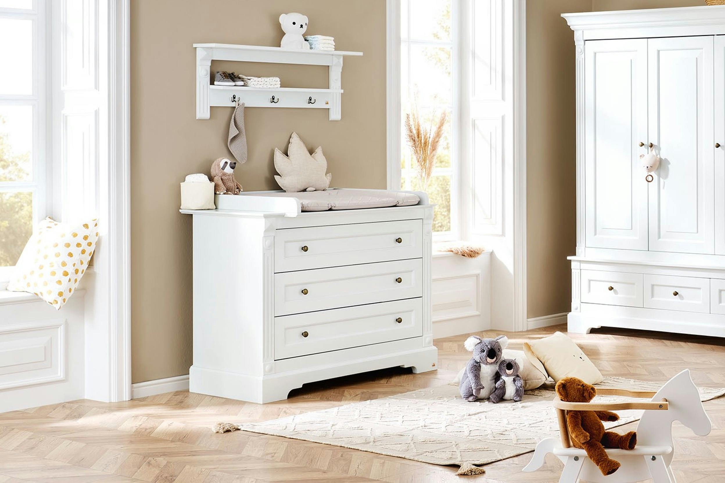 Weiße Wickelkommode mit Schubladen und passendem Wandregal und Kleiderschrank