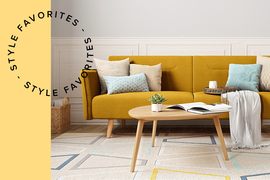 Senfgelbes Klappsofa, frontal als Schlafsofa mit Couchtisch aus Holz und von oben im ausgeklappten Zustand als Gästebett