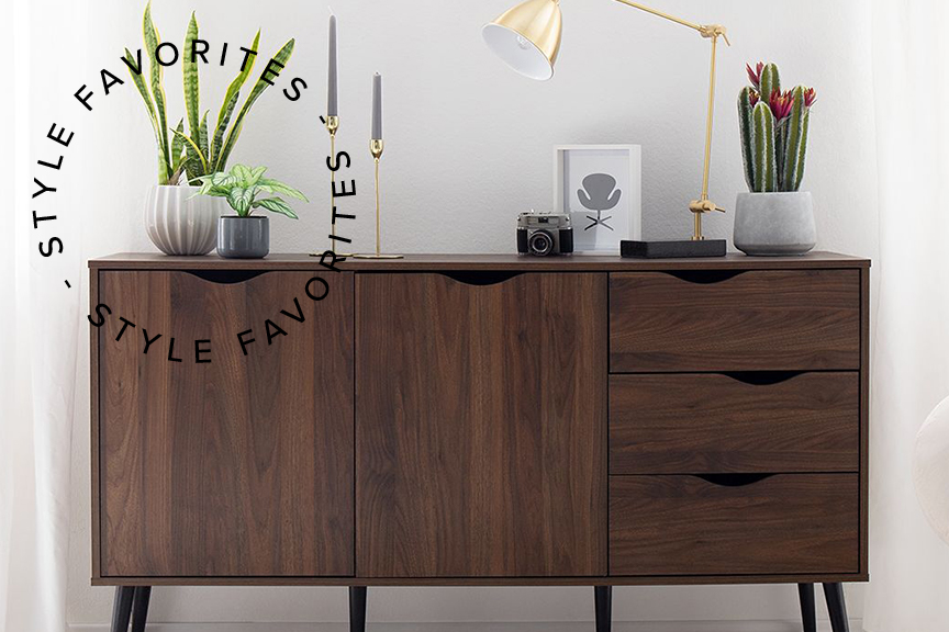 Sideboards aus dunklem Walnussholz verbreiten kombiniert mit goldenen Accessoires und grafischen Prints charmante Retro-Vibes im Wohnzimmer