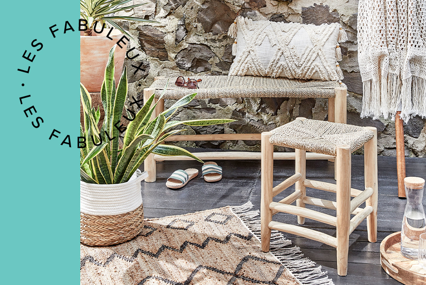 Banc et tabouret en bois BUTLERS avec assise tressée ainsi qu'un tapis en jute et des coussins bohèmes beiges. Panier en raphia avec plante verte ; à côté, vue de dessus d'un tapis en jute, de coussins, d'une couverture et d'un daybed beige ainsi que de petits récipients en raphia.