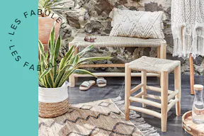 Banc et tabouret en bois BUTLERS avec assise tressée ainsi qu'un tapis en jute et des coussins bohèmes beiges. Panier en raphia avec plante verte ; à côté, vue de dessus d'un tapis en jute, de coussins, d'une couverture et d'un daybed beige ainsi que de petits récipients en raphia.