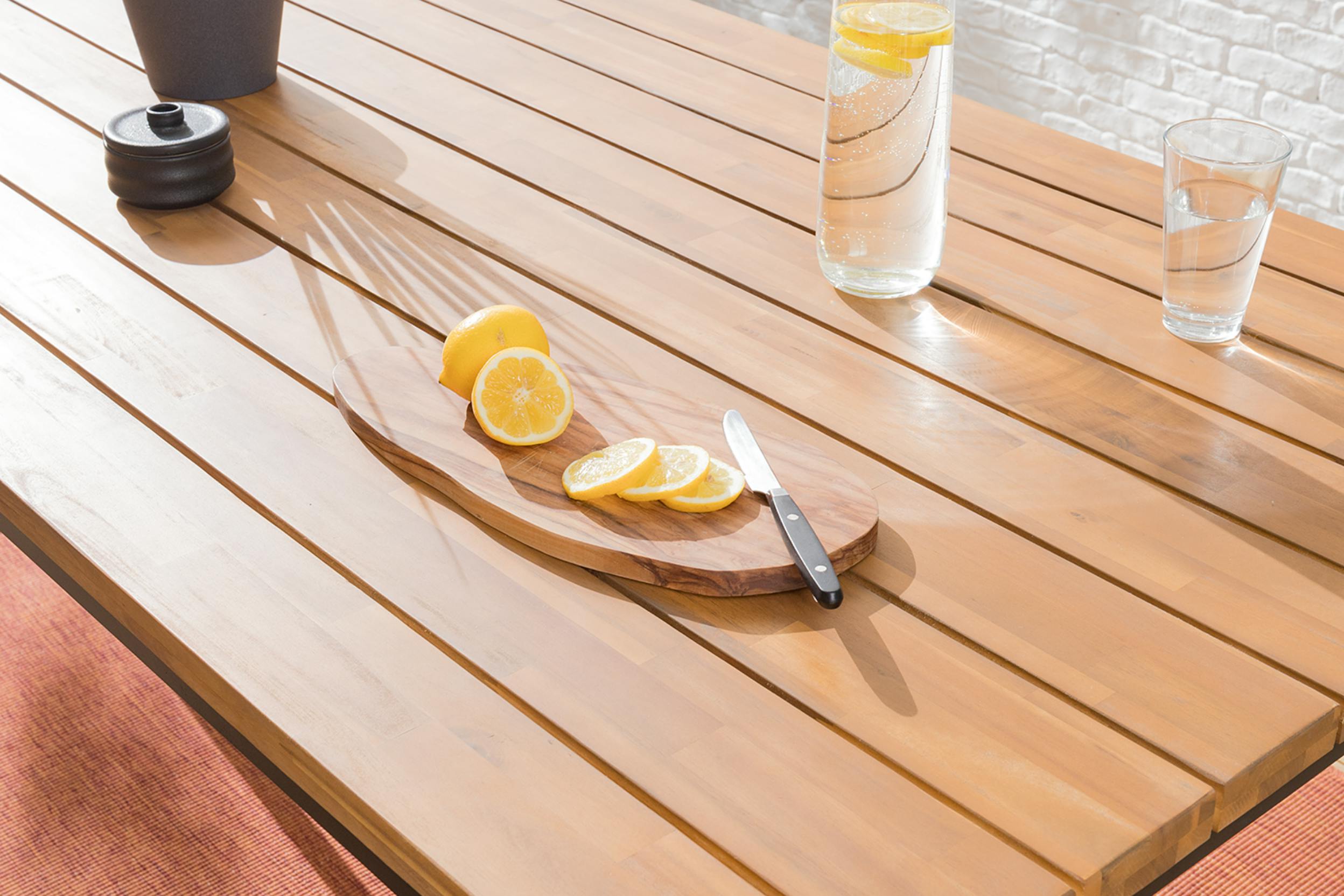 Gartenmöbel aus Holz sind besser vor Feuchtigkeit geschützt, wenn sie regelmäßig gepflegt werden