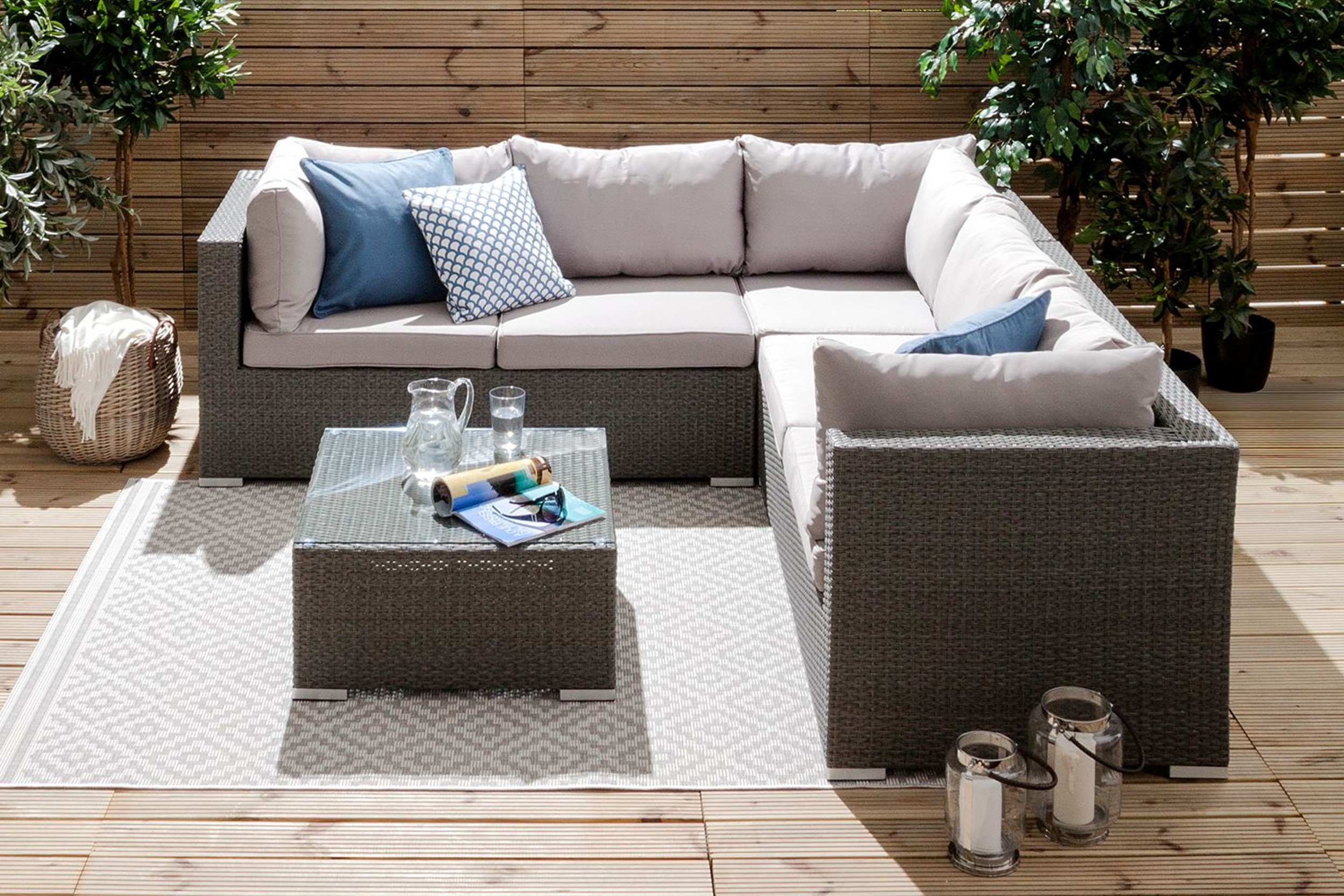 Gartenecksofa aus Polyrattan mit Tisch, Kissen und Outdoor-Teppich