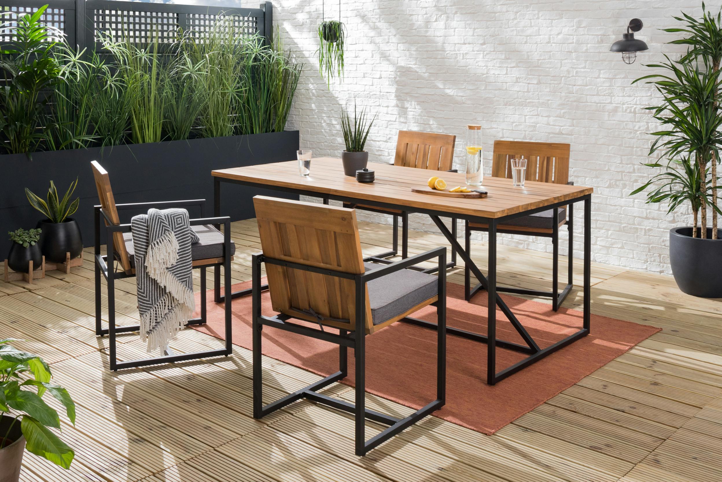Außenbereich mit Holzmöbeln und Pflanzen