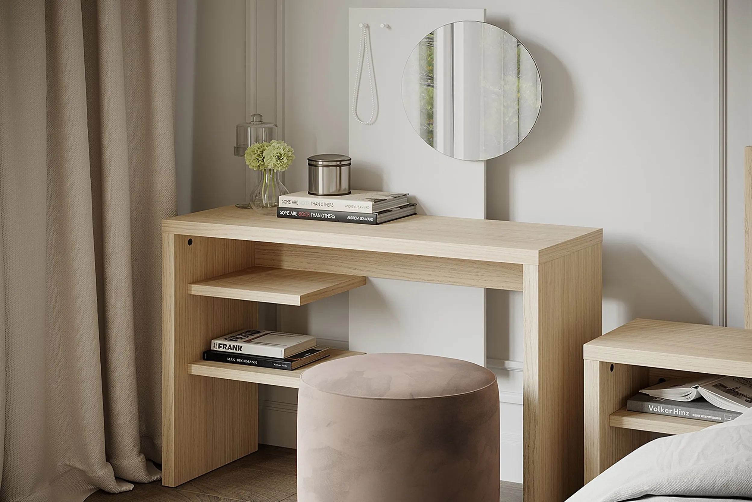 Minimalistischer Schminktisch aus hellem Holz mit rundem Spiegel und hellrosa Pouf davor