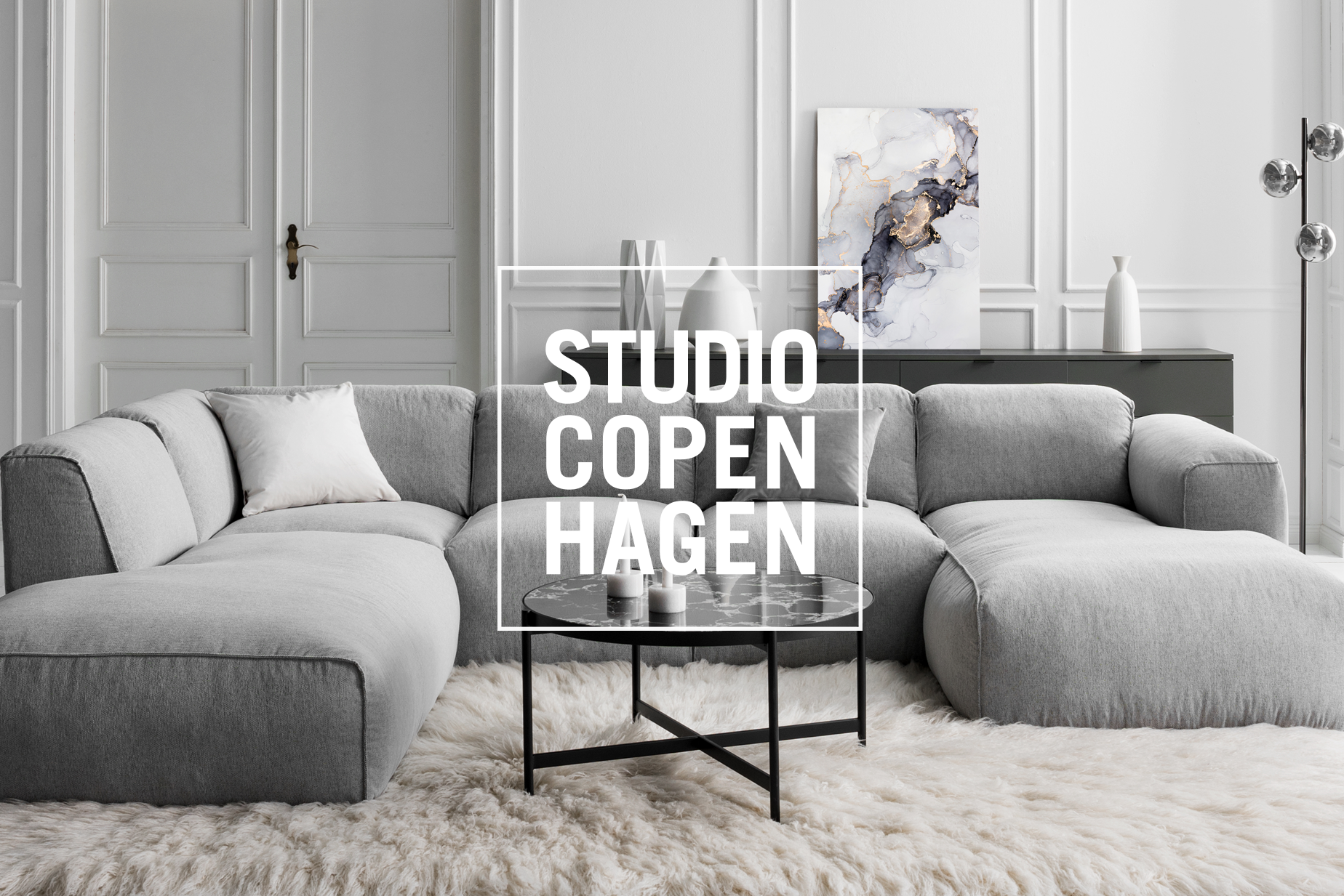 Wohnlandschaft Hudson der Exklusivmarke Studio Copenhagen im modernen dänischen Design mit organischer Linienführung, Bezug aus grauem Webstoff, großzügiger Sitzfläche und hochwertiger Schaumstoffpolsterung.
