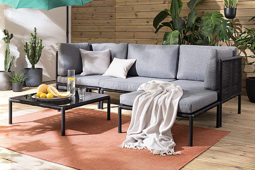 Zwart loungemeubels met grijze buitenkussens