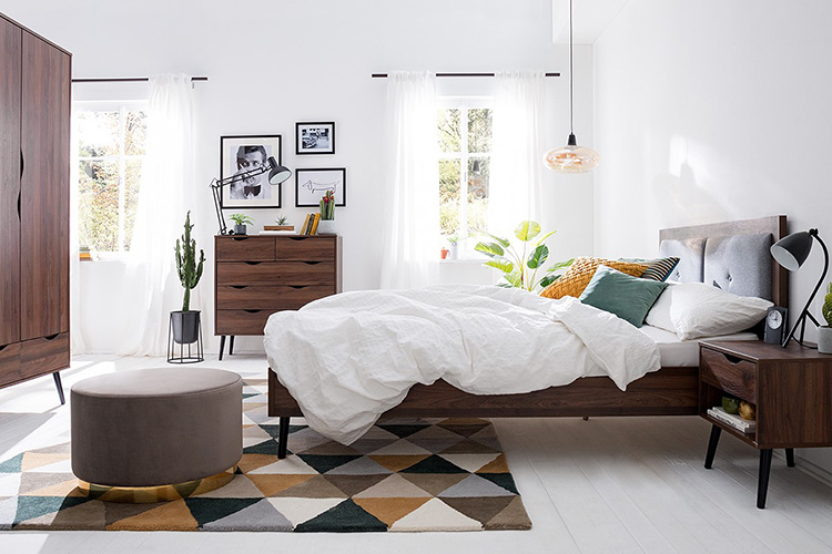 Meubles de chambre à coucher en noyer foncé de la série Gjora par Mørteens.