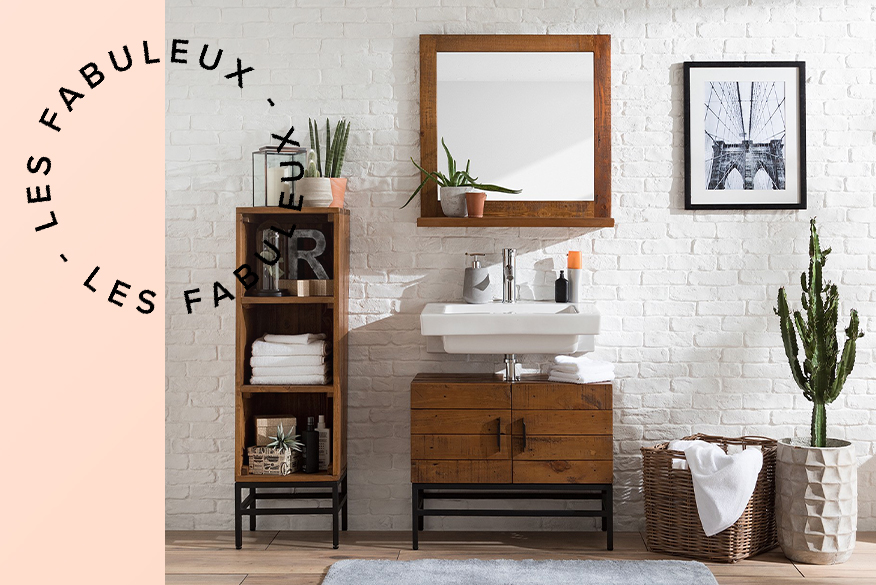 Salle de bain avec des meubles en bois massif de style industriel devant un mur en brique blanc