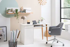 Homeoffice-Look mit kreativer Wandgestaltung im Skandi-Stil