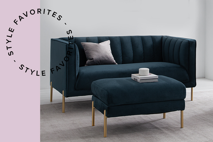 Blaues Samtsofa mit plissierter Rückenlehne und grauer Sessel mit toller Falten-Optik