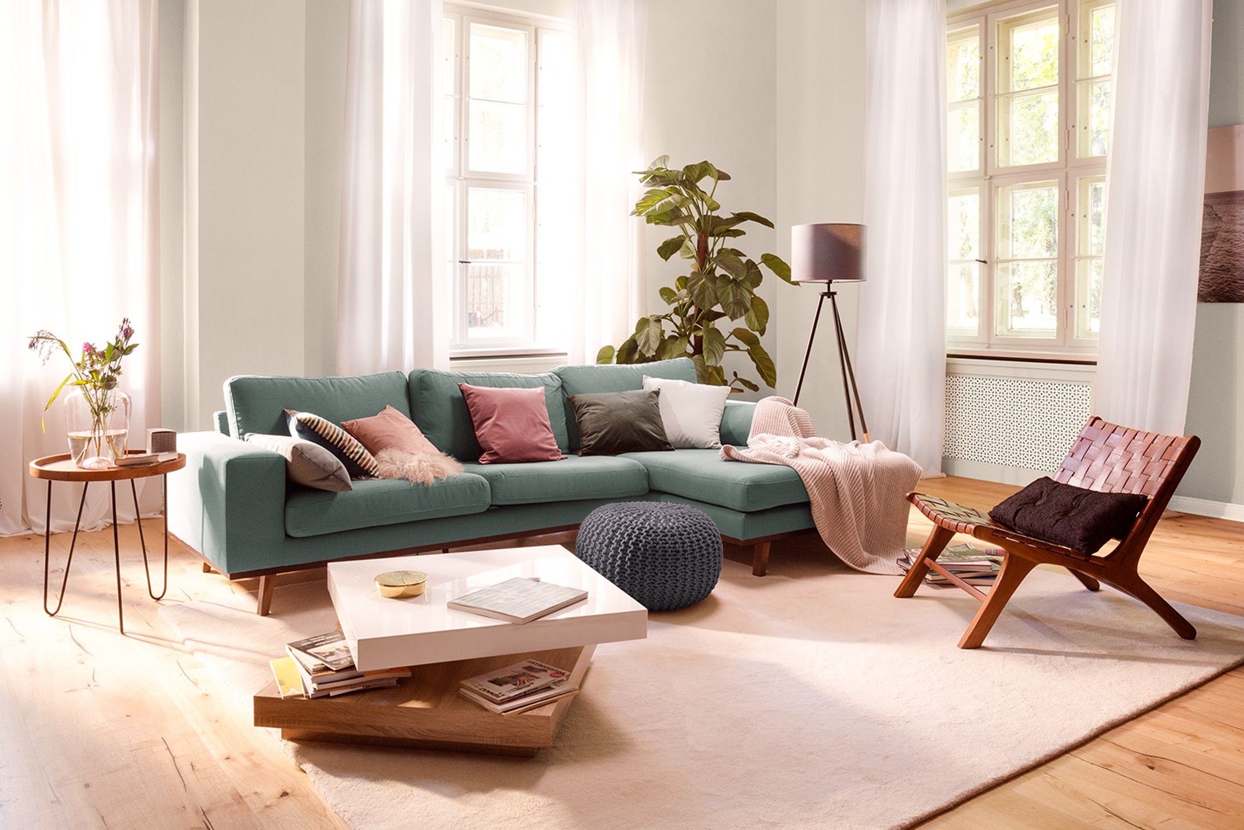 Einladender Sitzbereich mit Ecksofa, Sessel und Pouf