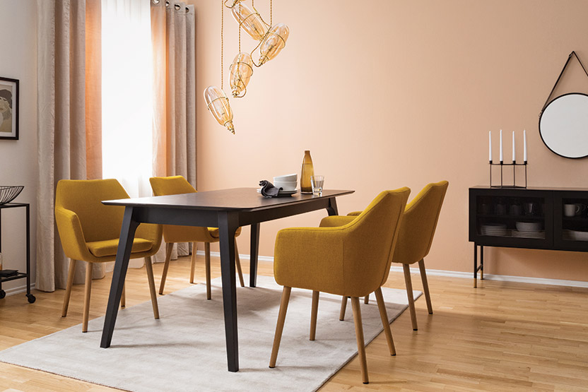 Armlehnenstühle in Senfgelb mit schwarzem Esstisch, Sideboard und Servierwagen