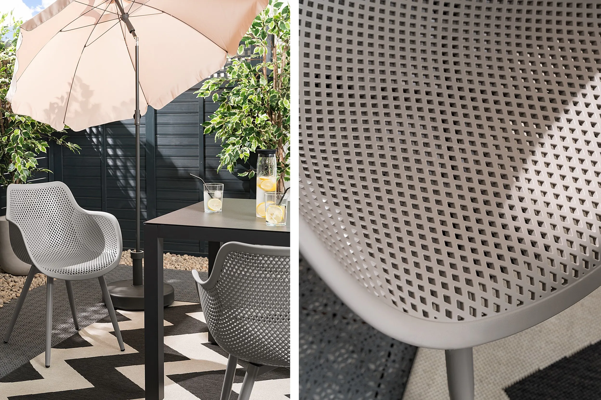 Gartenstühle mit Lochmuster an einem schwarzen Gartentisch unter einem hellen Sonnenschirm