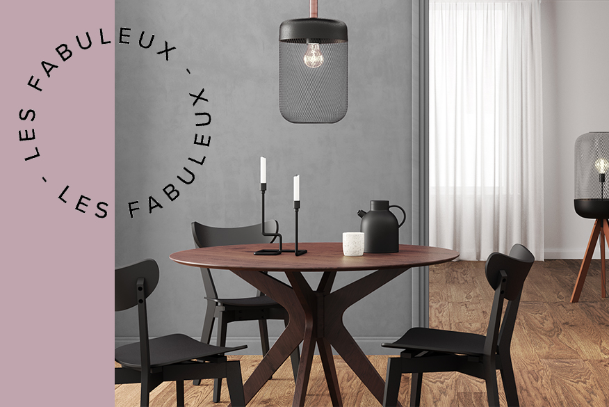 Salle à manger avec une table ronde en hévéa foncé, accompagnée de chaises en bois noir et d'une suspension en métal noir. Au fond, un buffet en bois sombre avec une structure en métal noir, un vase avec de l'herbe de la pampa, un lampadaire et une décoration murale. À côté, un coin repas avec une table ronde en bois sombre devant une étagère murale blanche ainsi que des chaises de salle à manger blanches.