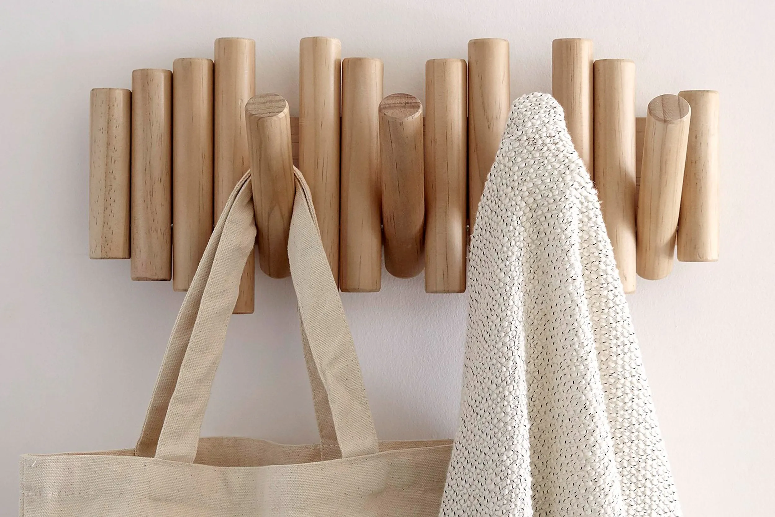 Garderobenleiste aus Holz mit Beutel und Cardigan