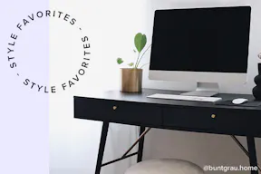Schickes Homeoffice mit schwarzem Holztisch und Polsterstuhl als Alternative zum klassischen Bürostuhl