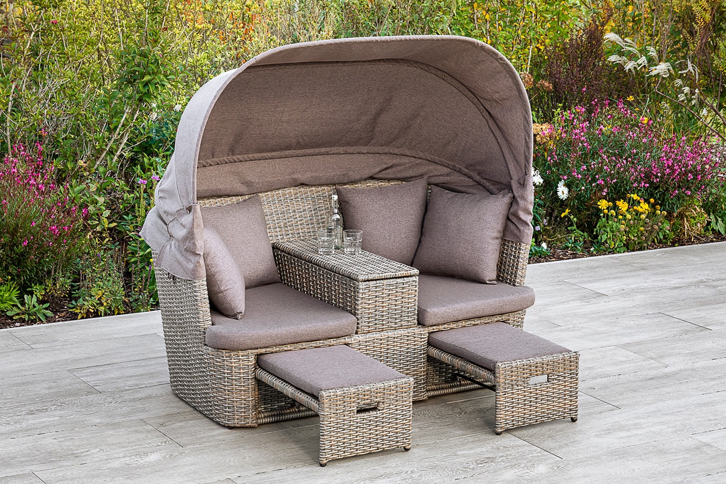 Strandkorb mit ausziehbarem Fußhocker und Getränkehalter auf Terrasse