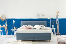 Schlafzimmer in beruhigedem Blau