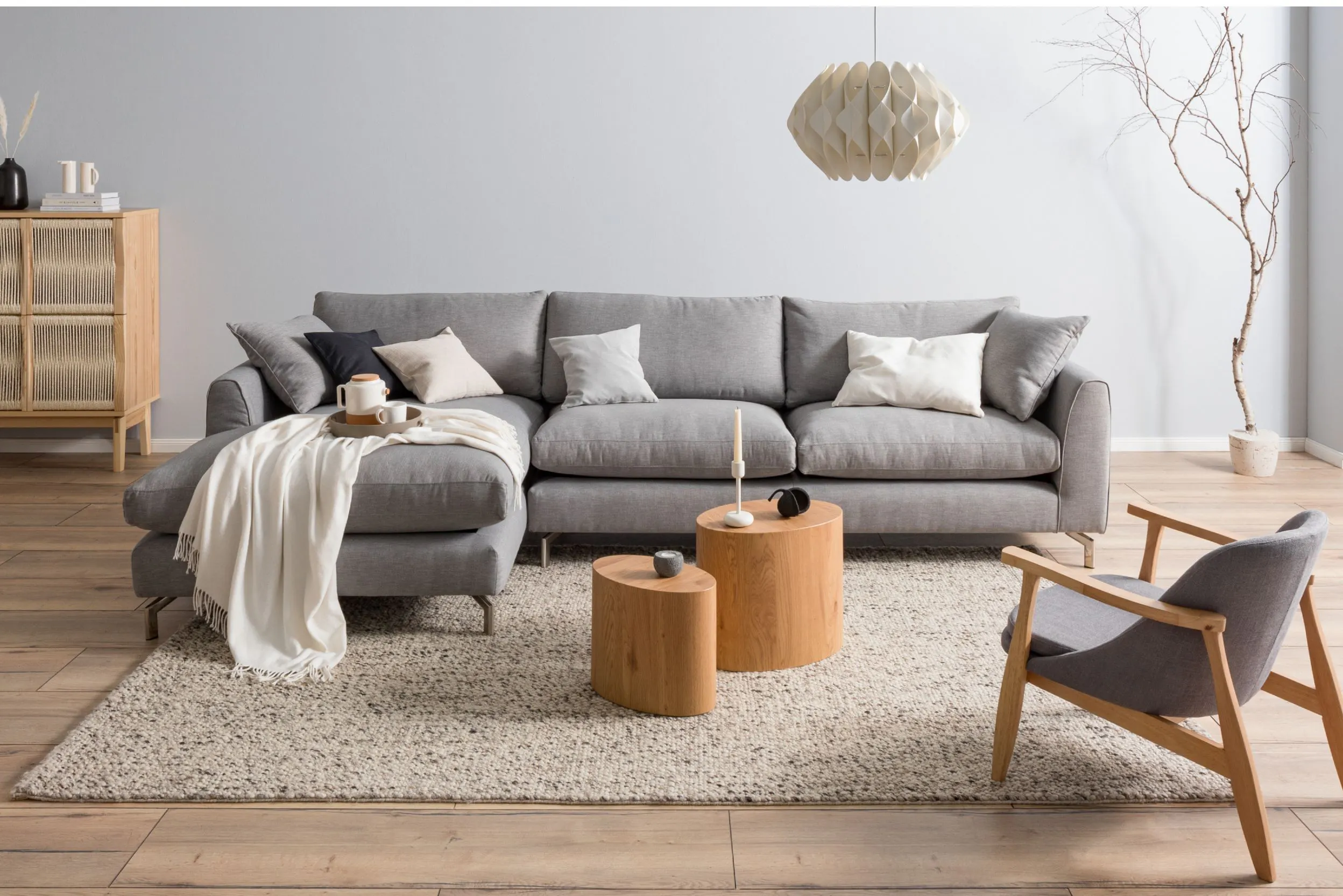Graues Ecksofa in skandinavisch eingerichtetem Interior