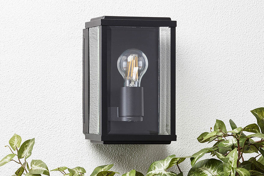 Stijlvolle wandlamp in zwart voor gebruik buitenshuis