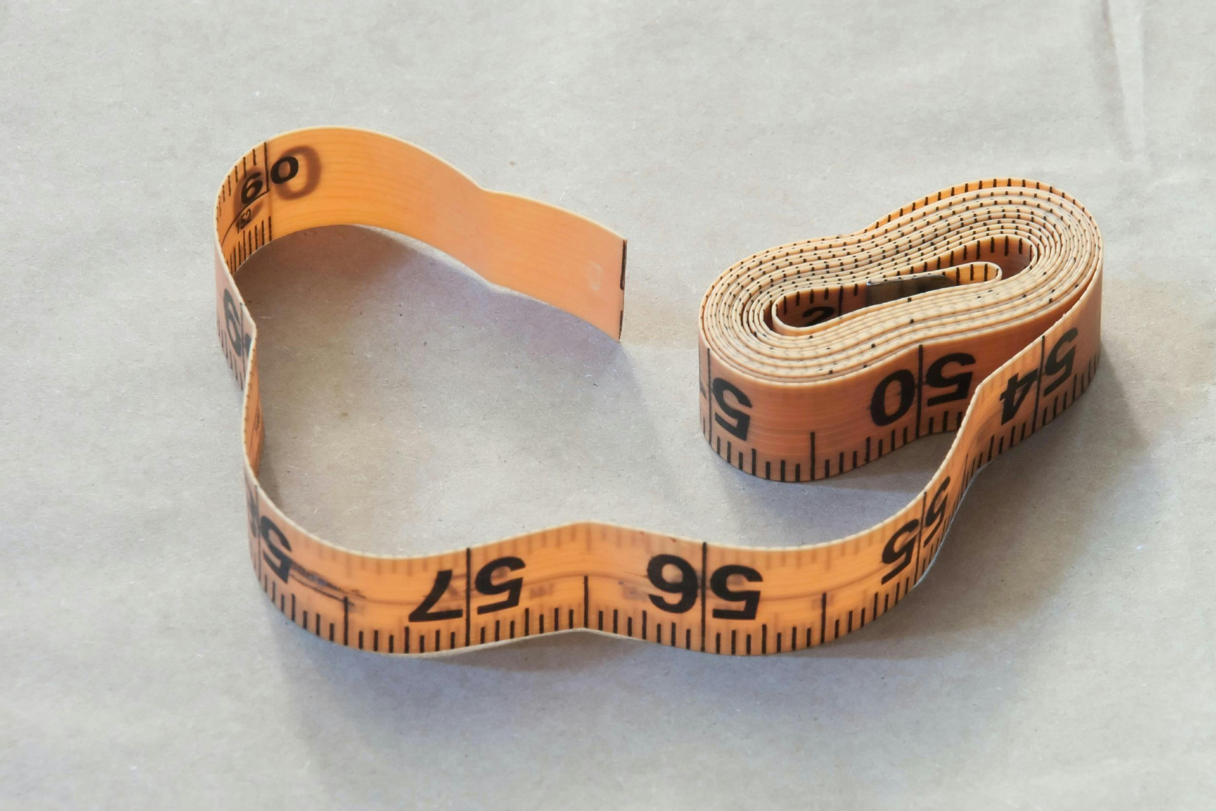 Nahaufnahme eines orangefarbenen Maßbandes