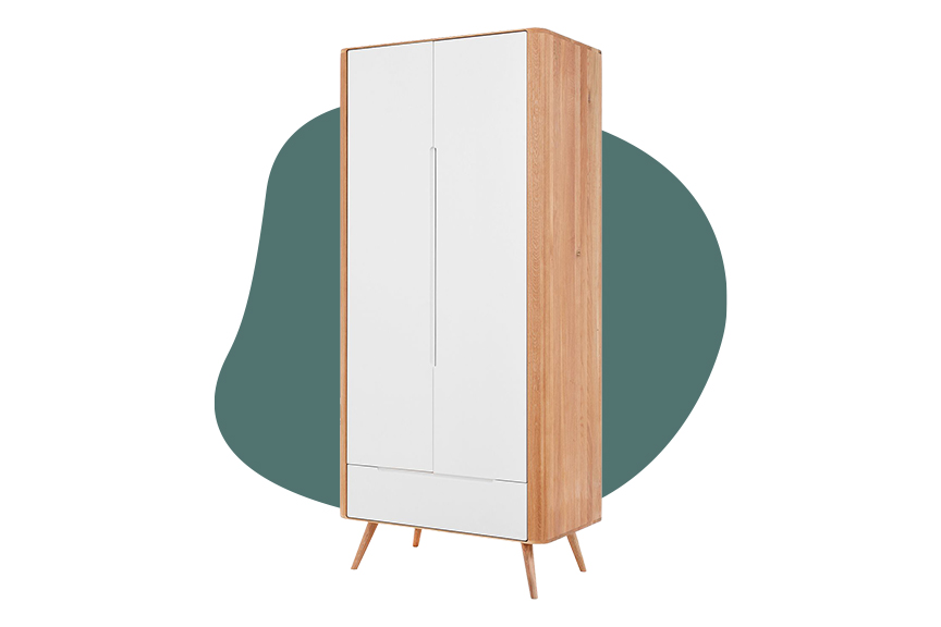 Schrank von Studio Copenhagen mit Holzrahmen und weißen Türen.