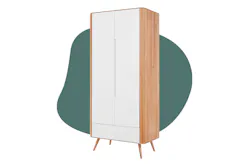 Schrank von Studio Copenhagen mit Holzrahmen und weißen Türen.