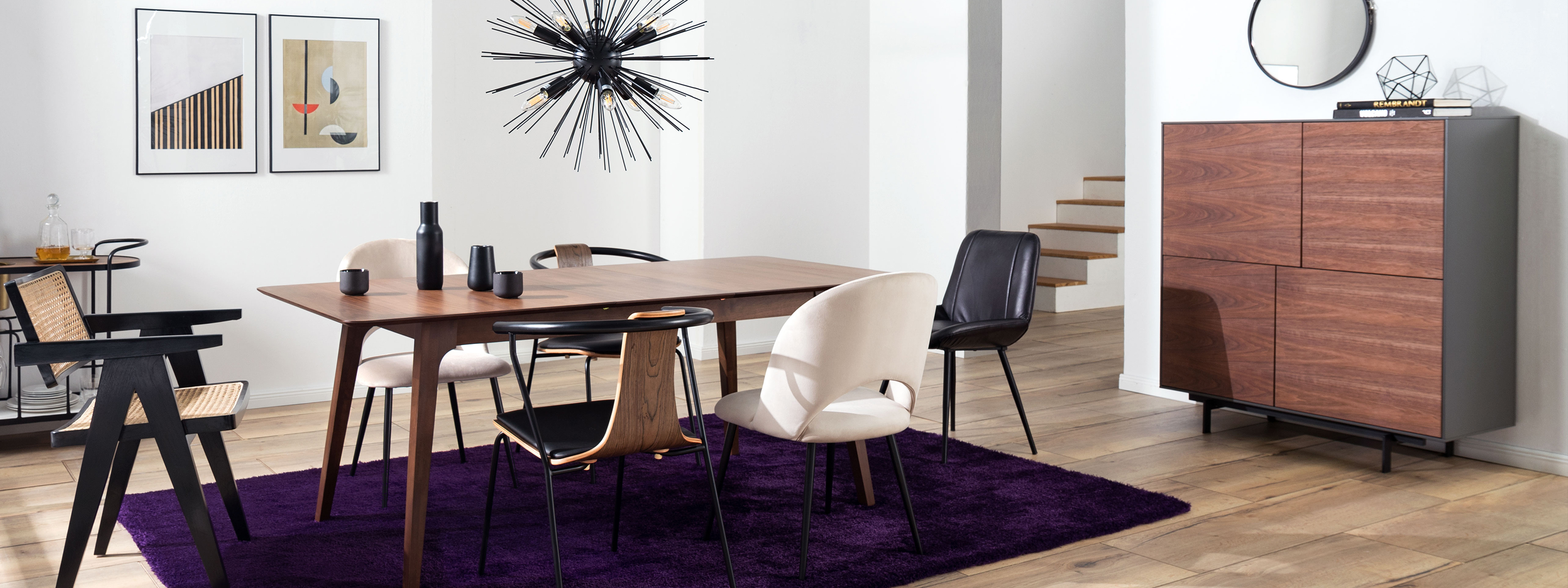 Salle à manger rétro avec des meubles en bois foncé, une chaise cannée, une suspension Spoutnik et une desserte vintage.