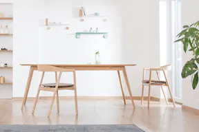 Helle Skandi-Holzmöbel fürs Esszimmer.